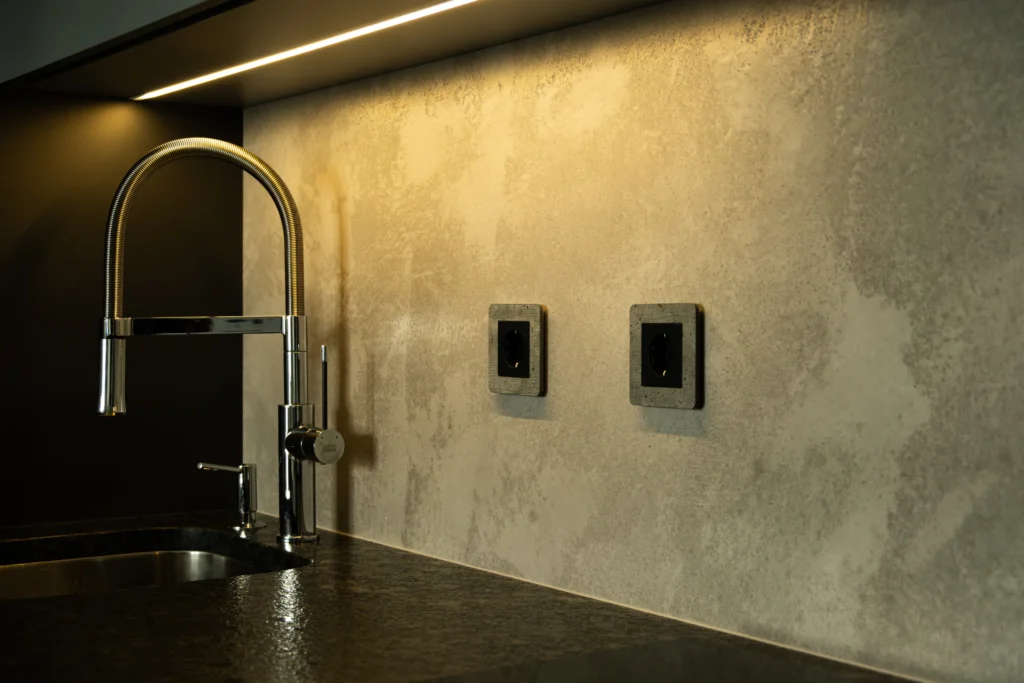 Sauber gesetzte Steckdosen in einer Natursteinwand — Elektroinstallation nach Kundenwunsch durch ENELAN GmbH Hamburg.