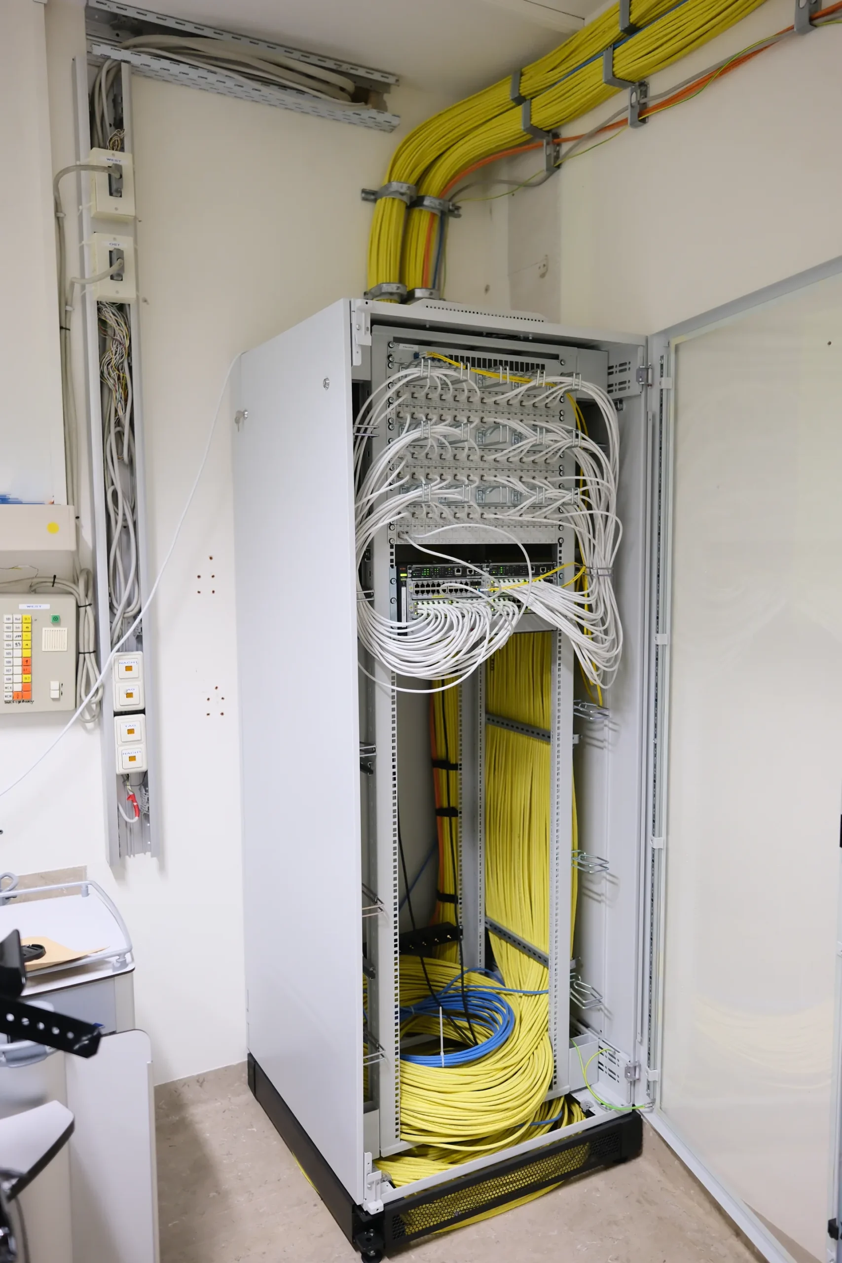 Netzwerkschrank mit Patchfeld Hamburg