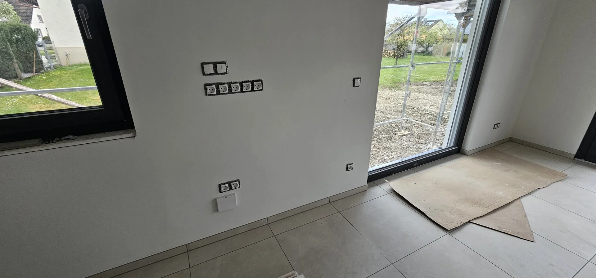 Endmontage von Steckdosen und Schaltern in einem Neubau in Hamburg — Elektroinstallation durch ENELAN GmbH.