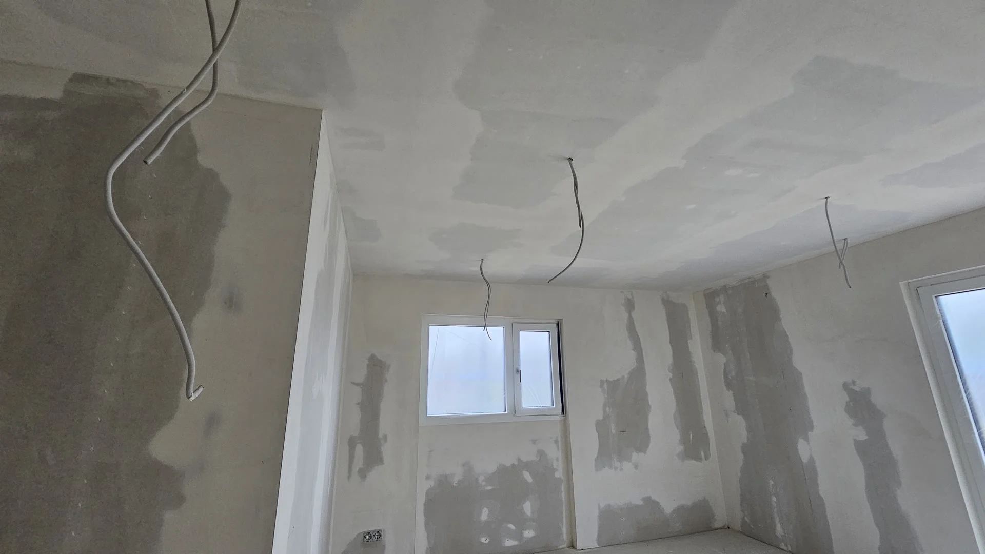 Rohinstallation in einem Hamburger Neubau — verlegte Kabel vor Putz und Endausbau.