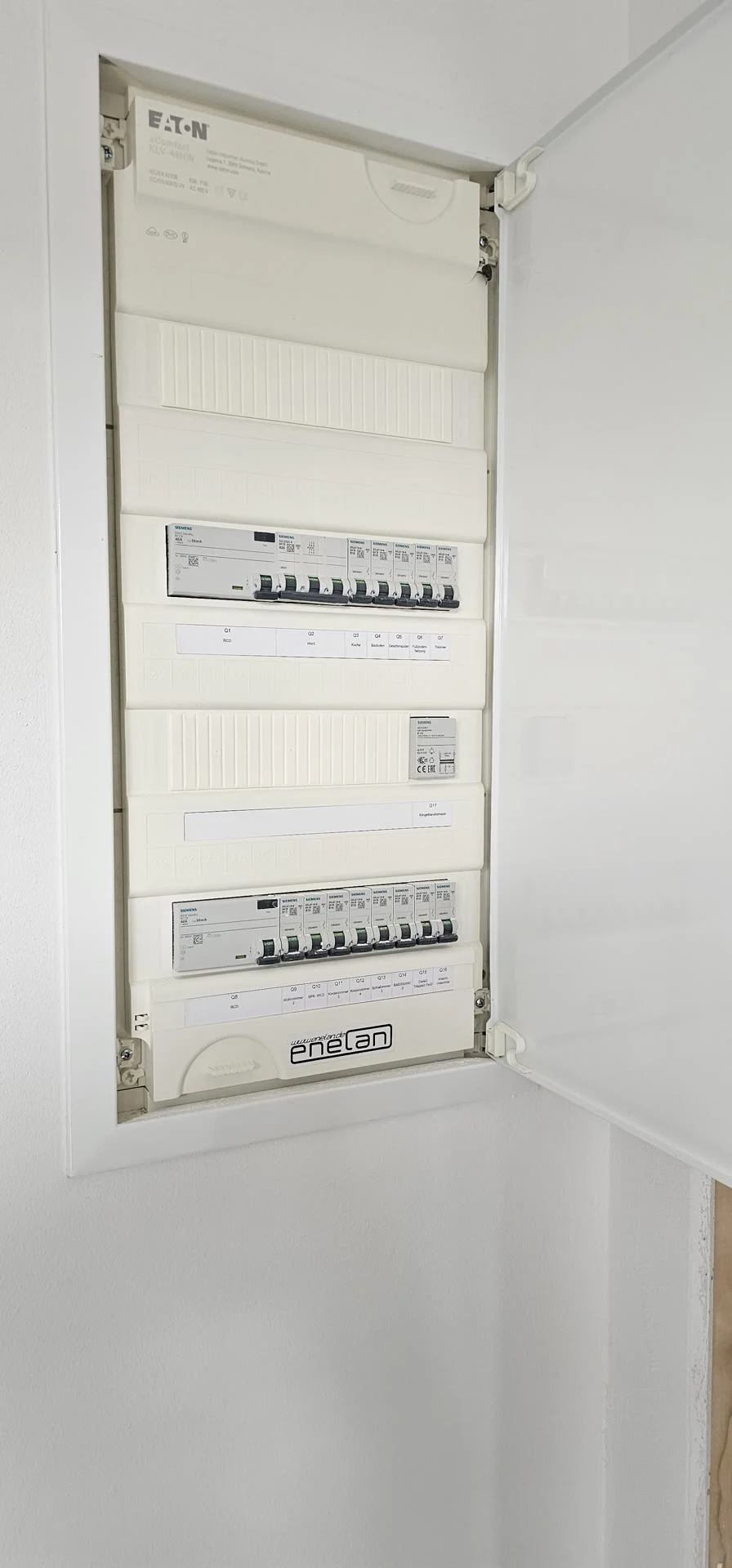 Eaton-Verteilung mit ENELAN-Beschriftung — saubere Endmontage und klare Beschriftung jedes Schaltschranks.