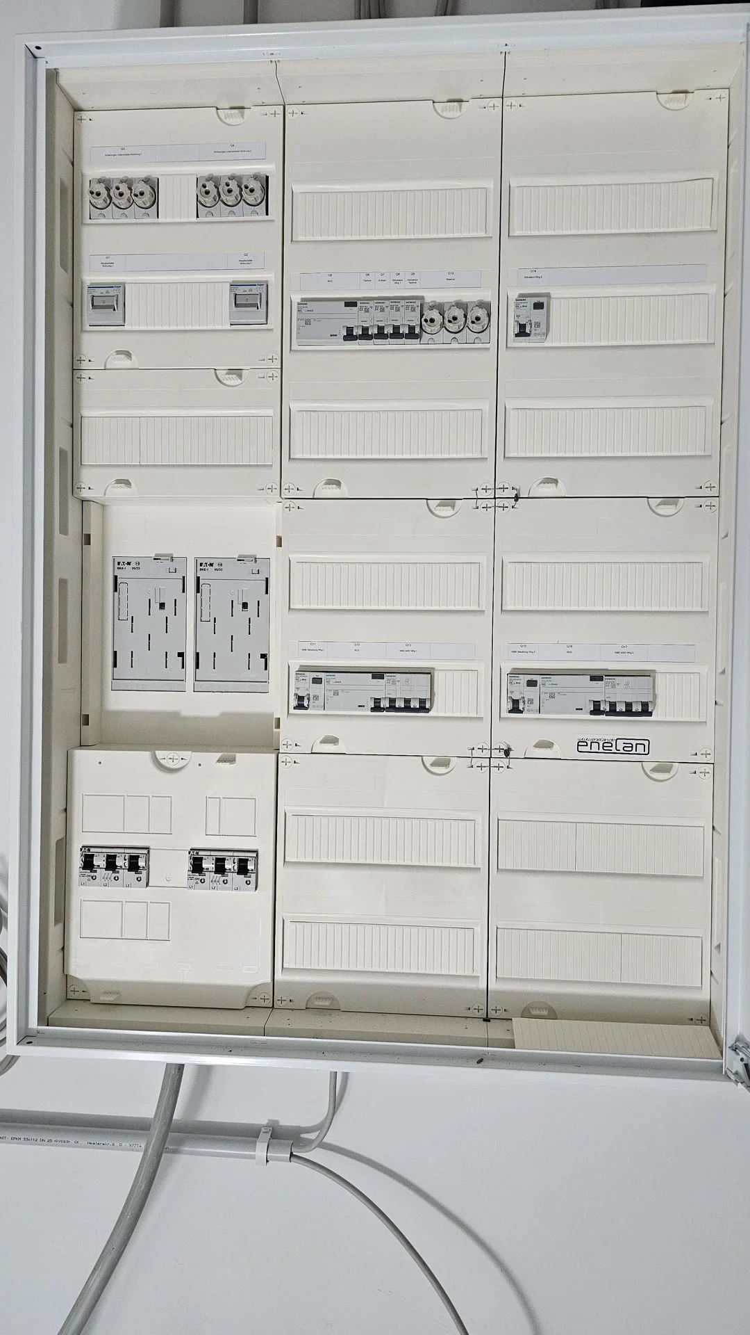 Komplett sanierte Schaltanlage mit Energiezähler in einem Rahlstedter Einfamilienhaus — ENELAN GmbH.