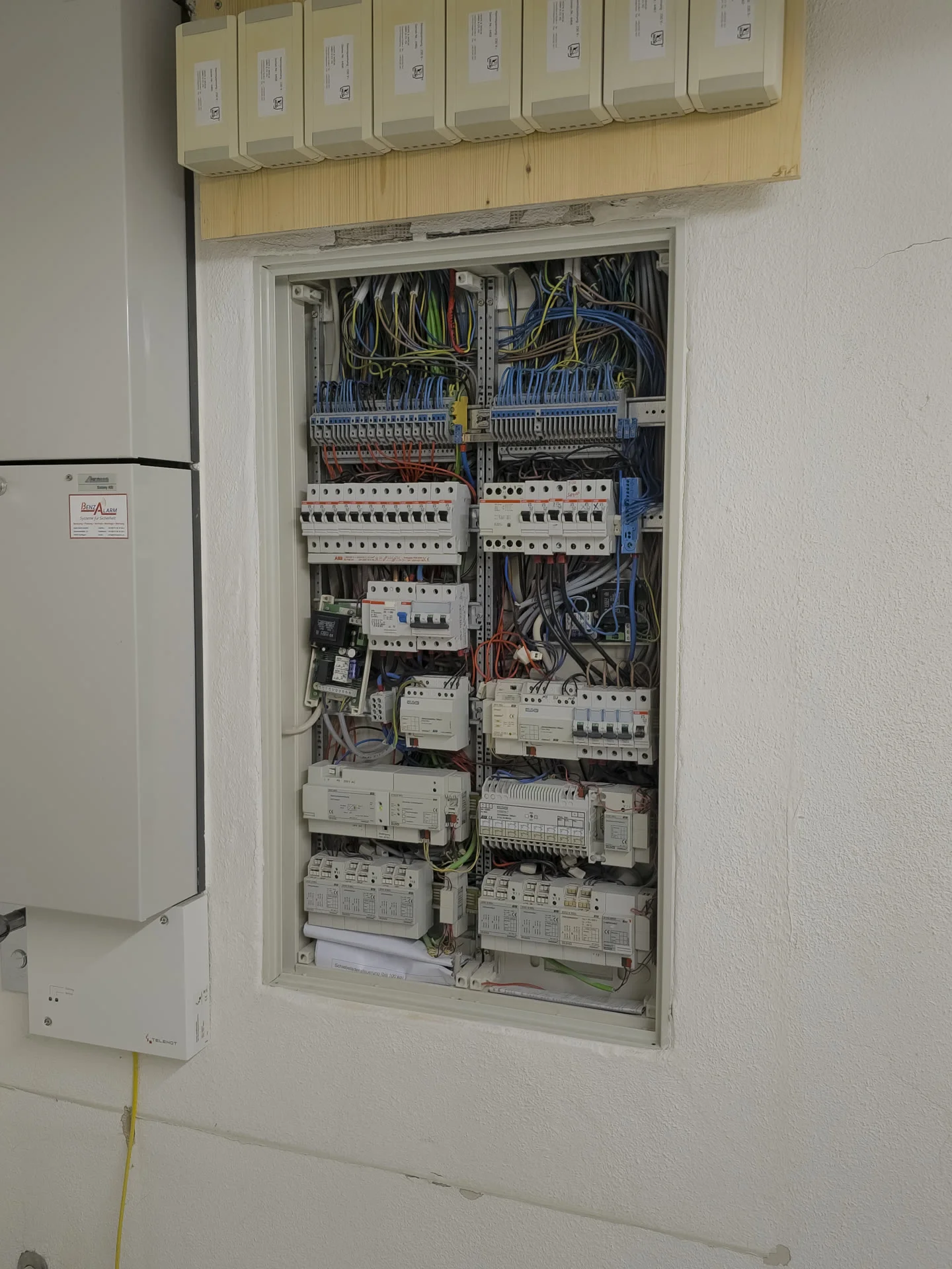 KNX Smart-Home Schaltanlage mit BUS-Aktoren — Planung und Montage durch ENELAN GmbH Hamburg.