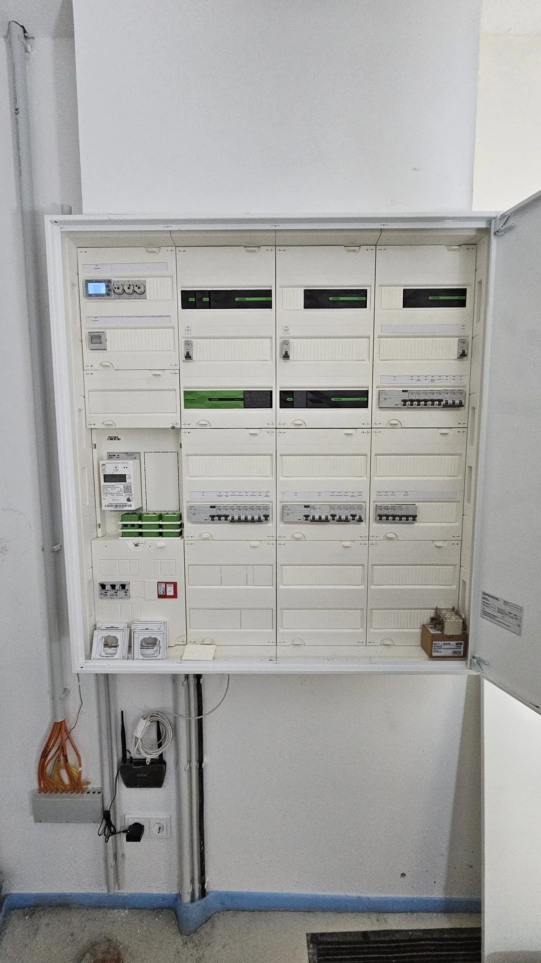 Loxone Miniserver mit Erweiterungs-Modulen — komplette Smart-Home-Lösung von ENELAN.