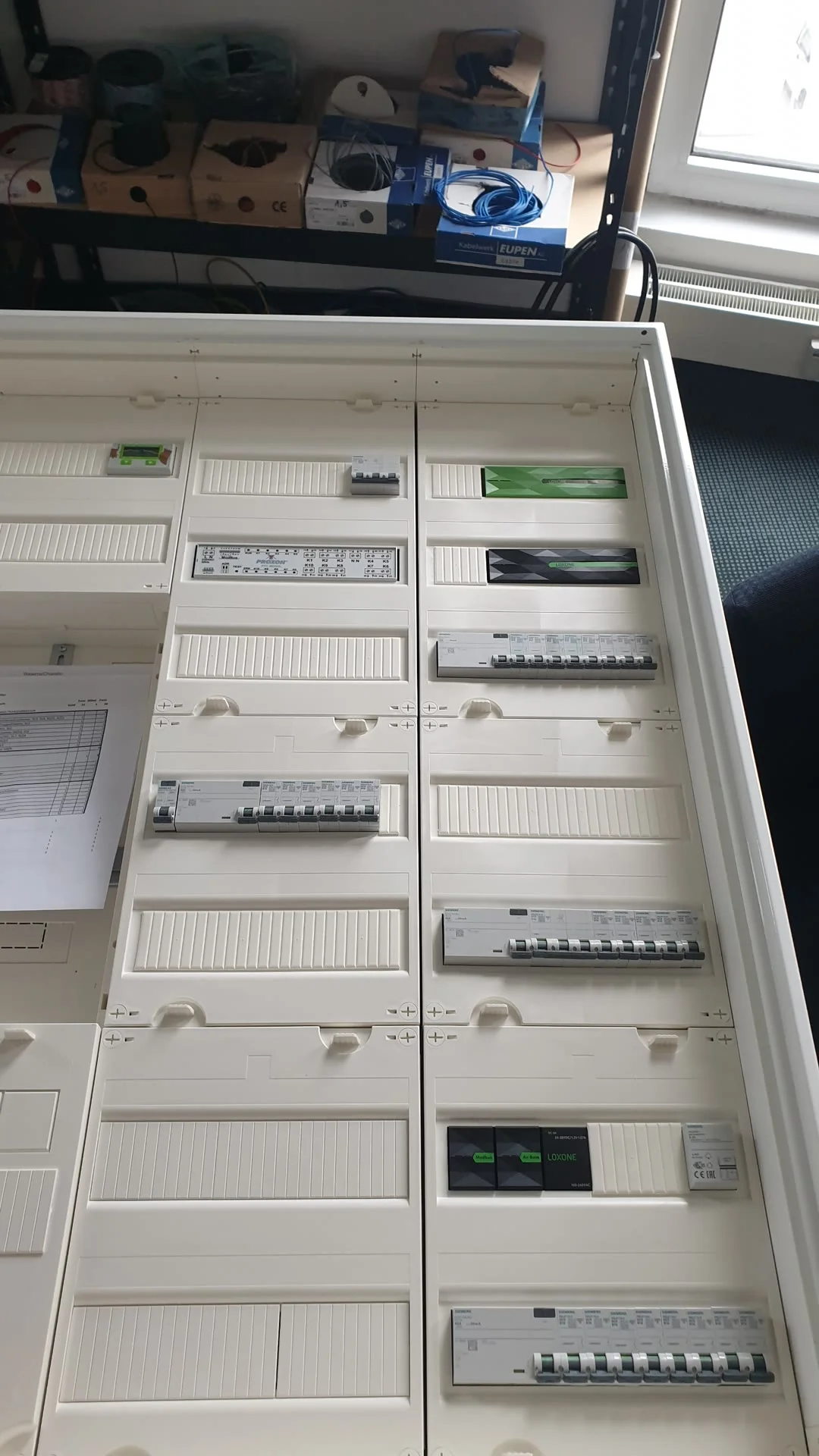 Loxone Smart-Home System während der Installation in Hamburg — laufende Arbeiten von ENELAN.
