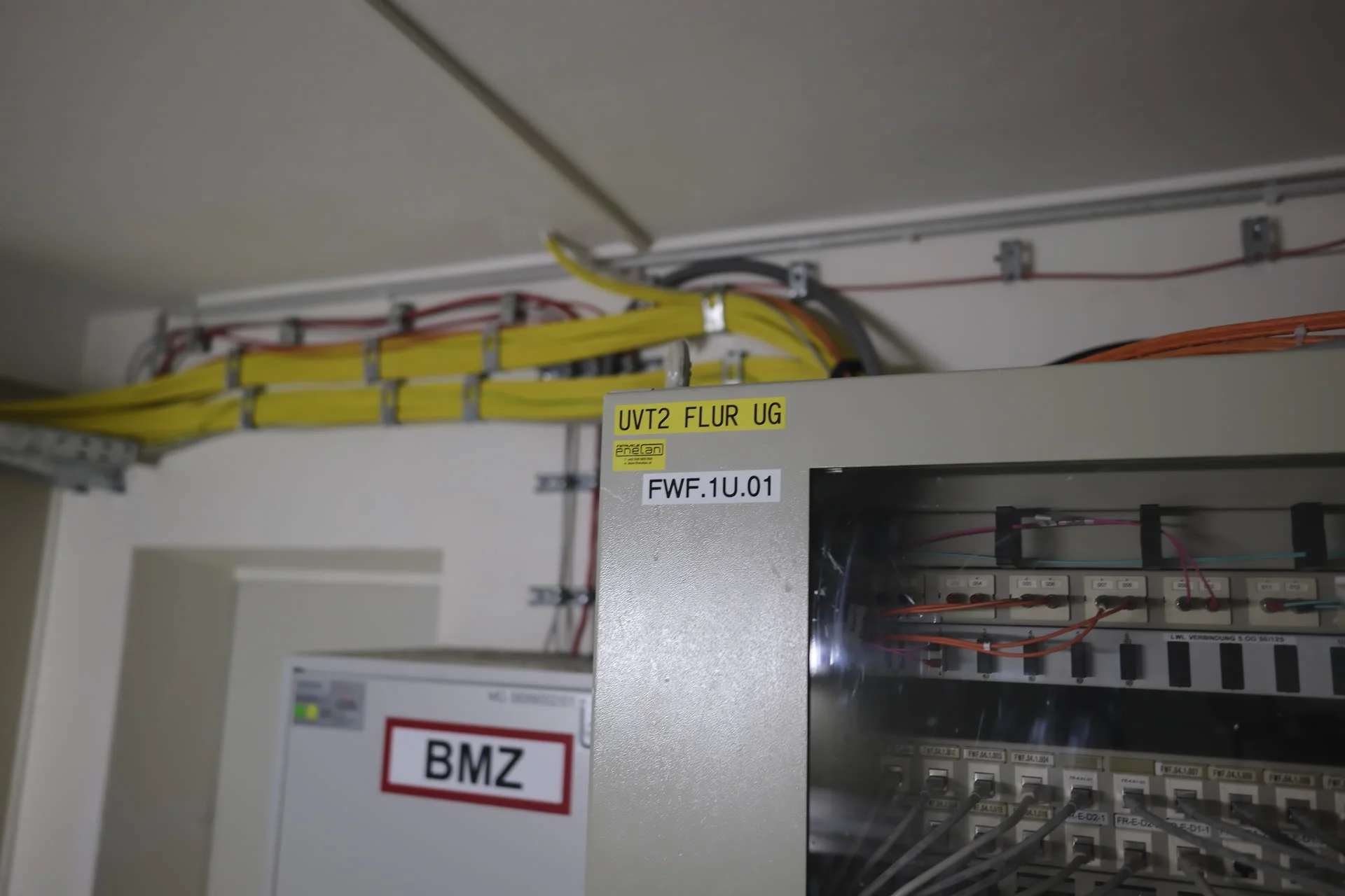 Strukturierte Cat6a-Verkabelung in einem Wandsbeker Bürogebäude — Netzwerktechnik installiert von ENELAN GmbH.