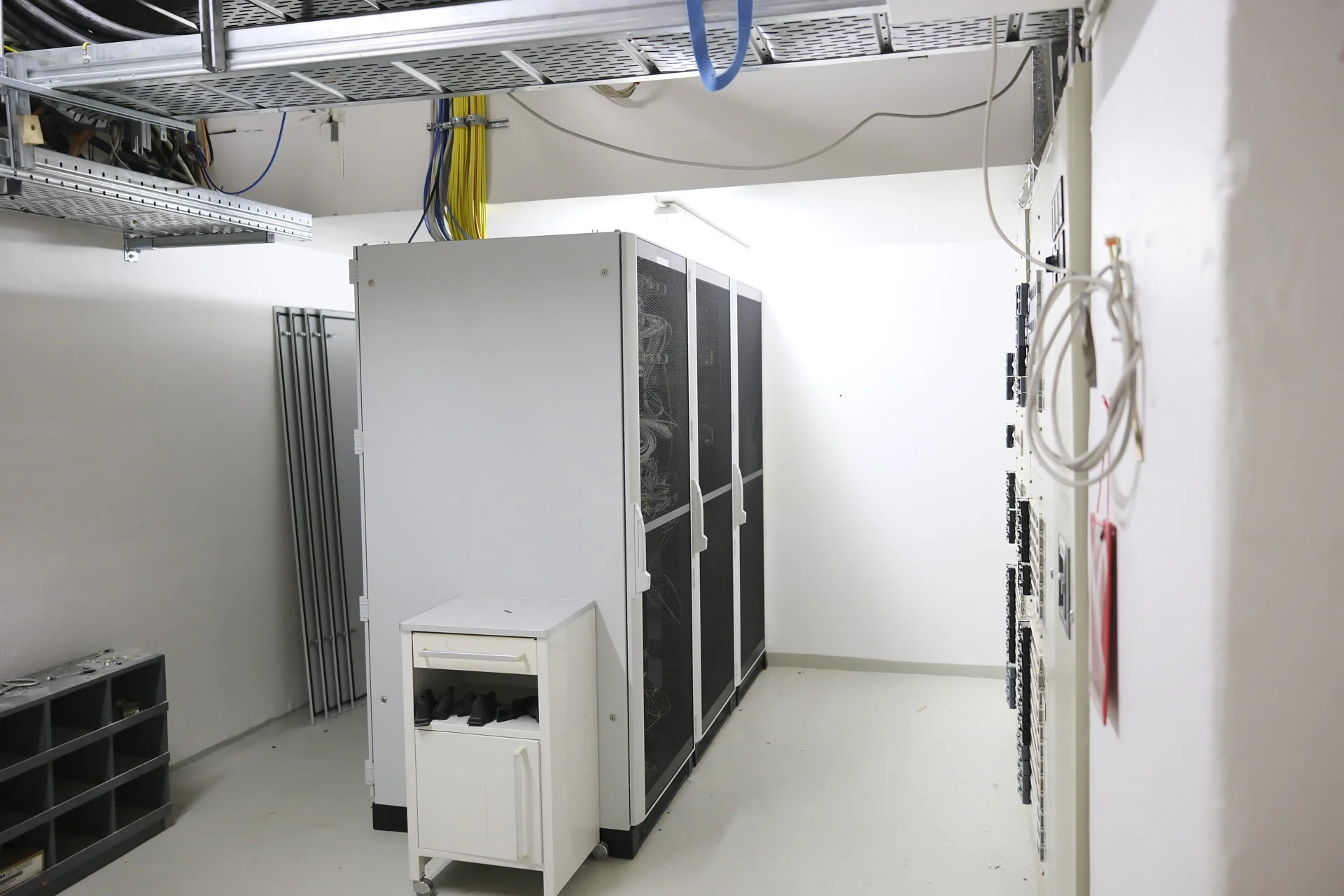 Serverraum der Fachkliniken Wangen — IT-Infrastruktur installiert von ENELAN GmbH.