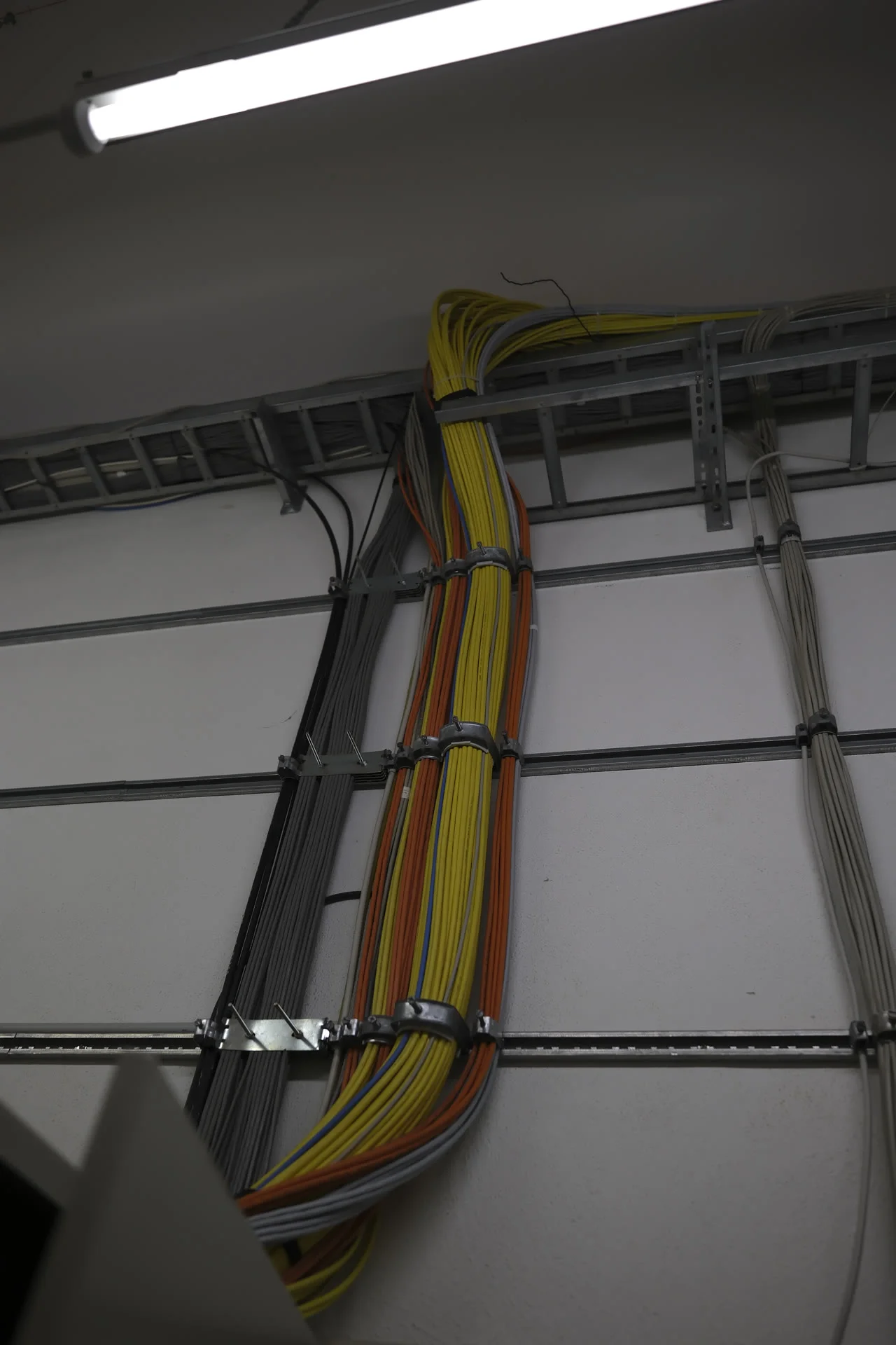 Kabeltrasse mit Cat6a in der Klinik — strukturierte Verkabelung über 2 km, ausgeführt von ENELAN.