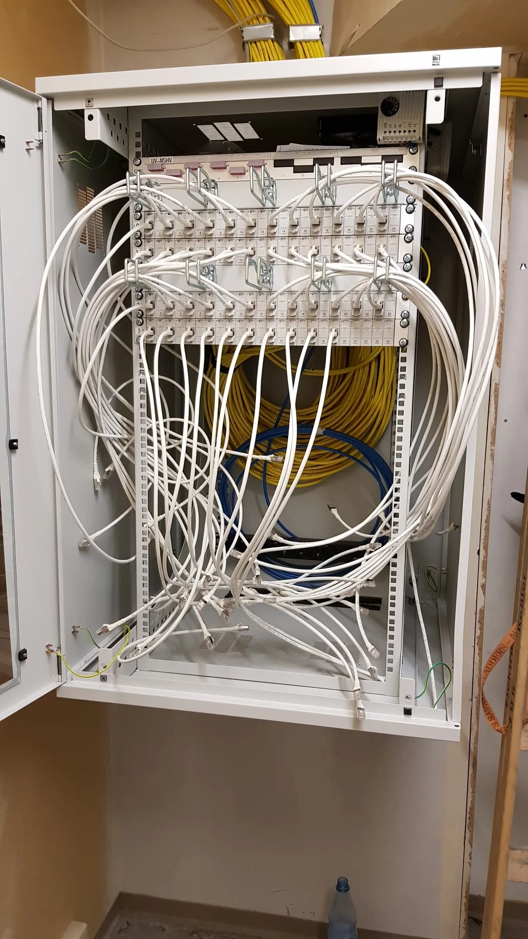 Patch-Panel im 19-Zoll-Rack — strukturierte Heimnetz-Verkabelung von ENELAN GmbH Hamburg.