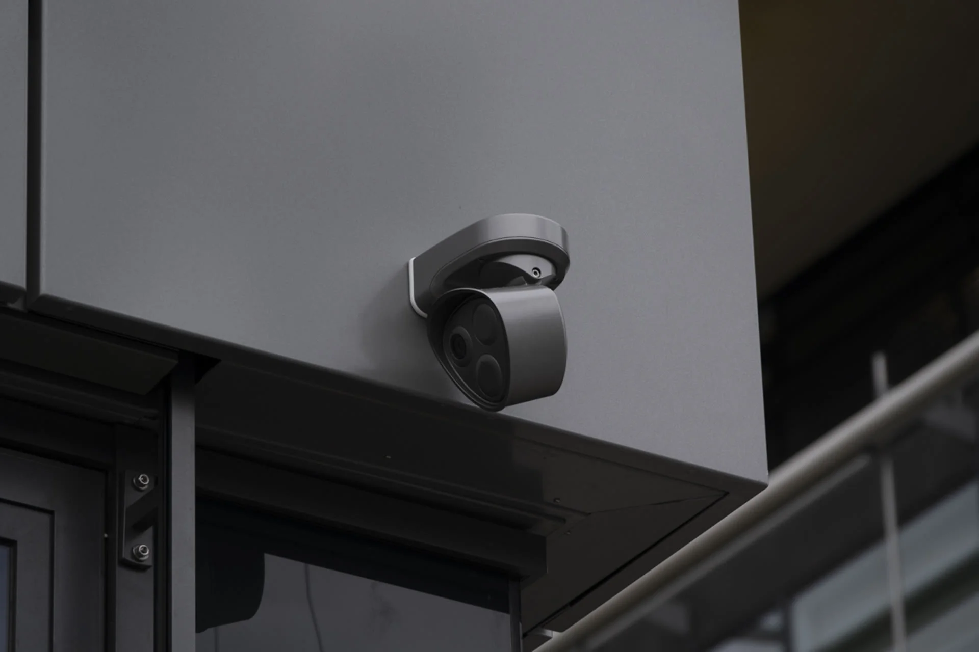 IP-Überwachungskamera mit Drei-Sensor-Optik — Sicherheitstechnik installiert von ENELAN GmbH.