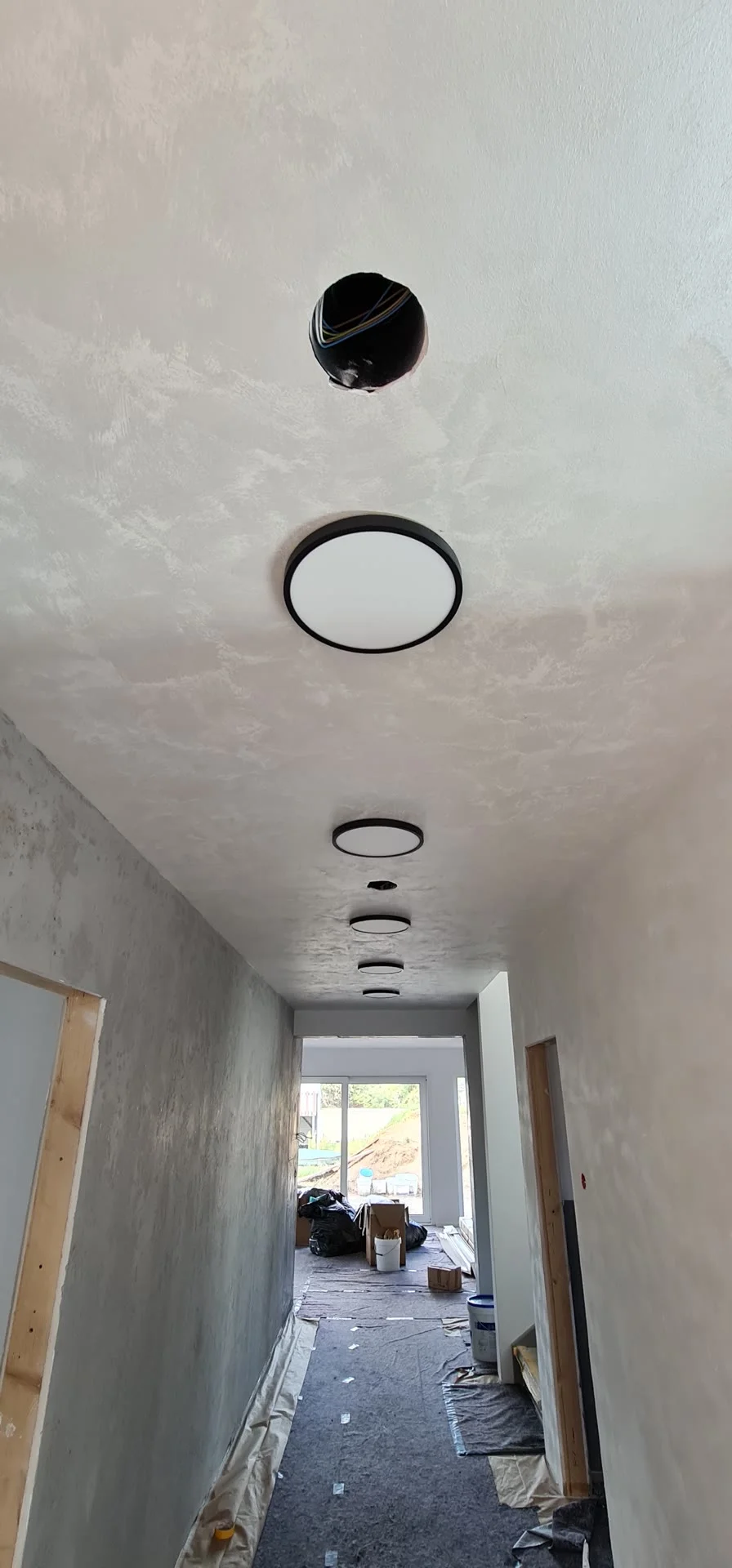 LED-Beleuchtungskonzept mit runden Designpanels in einem Hamburger Gebäude — geplant und installiert von ENELAN.
