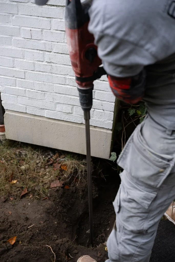 Tiefenerder aus Edelstahl V4A wird eingeschlagen – Erdung nach Norm von ENELAN GmbH in Hamburg