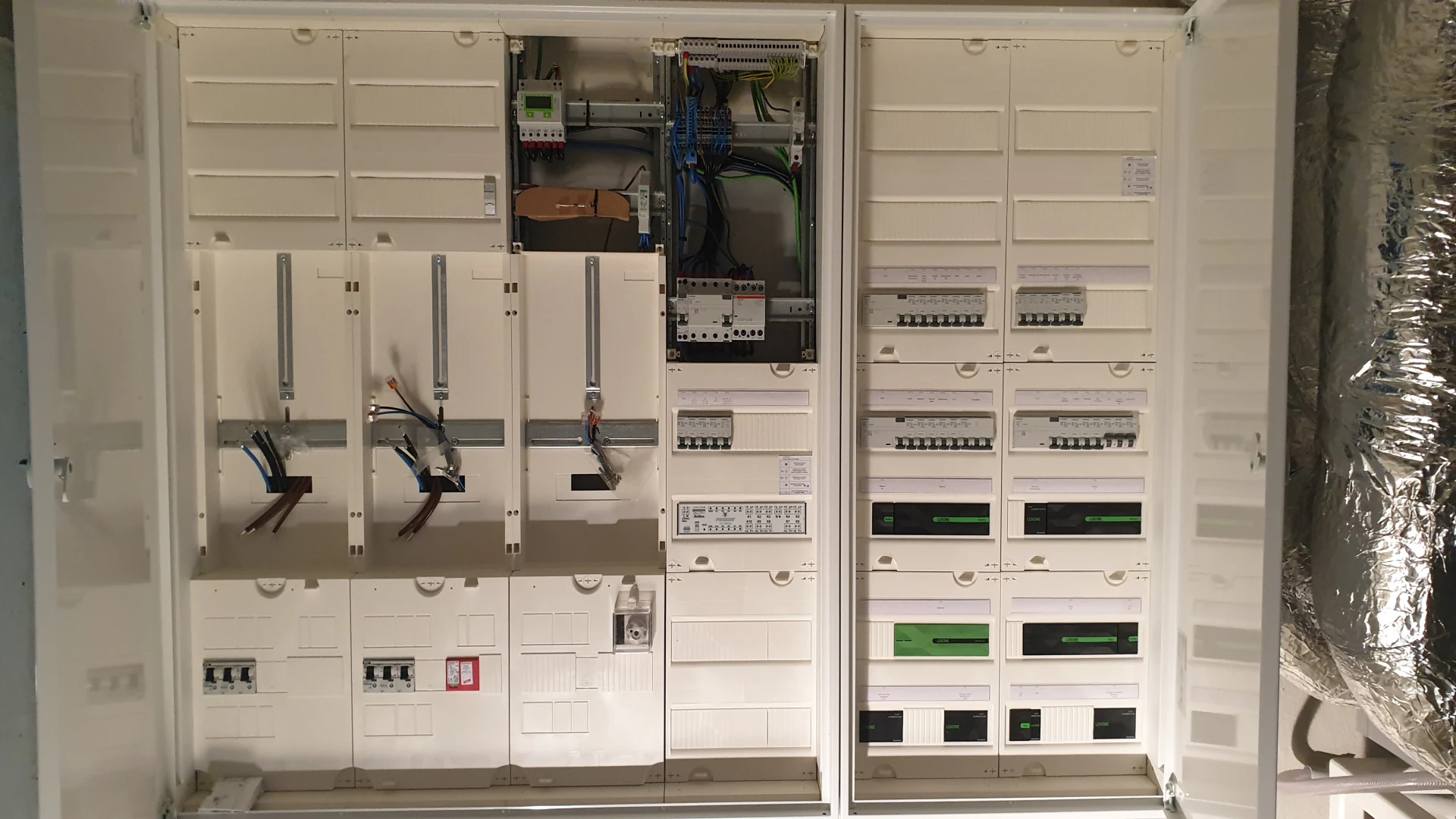 Komplettsanierung der Elektroinstallation — Großverteilung mit KNX-Aktoren und Energiezählern, vollständig modernisiert von ENELAN GmbH in Hamburg.