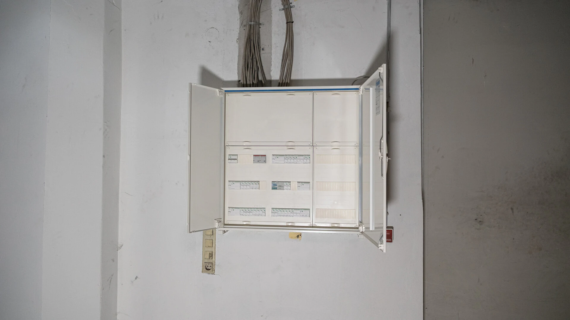 Nachher: neuer Hager-Verteiler nach VDE 0100 mit FI Typ A & B, Überspannungsschutz Typ 1+2 und Reserveplatz für KNX — installiert von ENELAN GmbH.