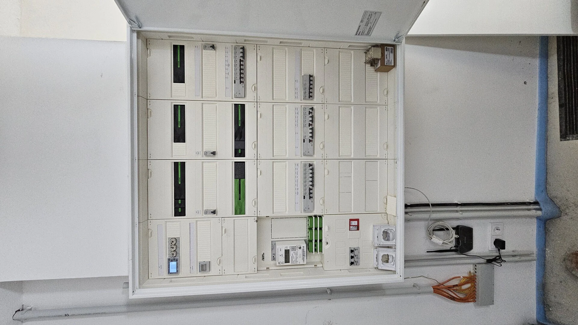 Nachher: vollständige Loxone-Smart-Home-Verteilung mit BUS-Aktoren und sauber strukturierter Verkabelung — montiert von ENELAN GmbH.