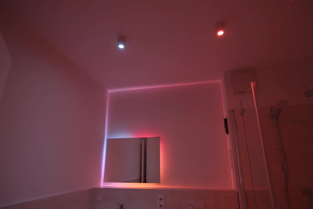 RGB-Lichtvoute mit farbigem Licht in einem Wohnraum
