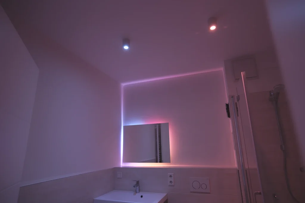 Badezimmer mit indirekter RGB-Beleuchtung und Spots