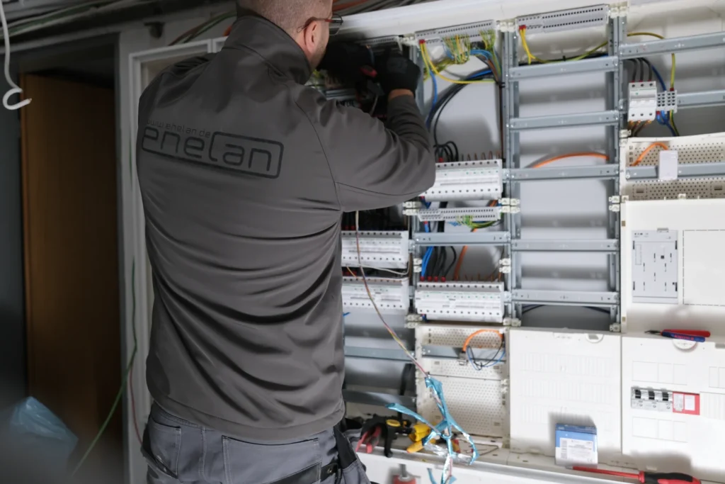 ENELAN-Techniker arbeitet an einer großen Unterverteilung