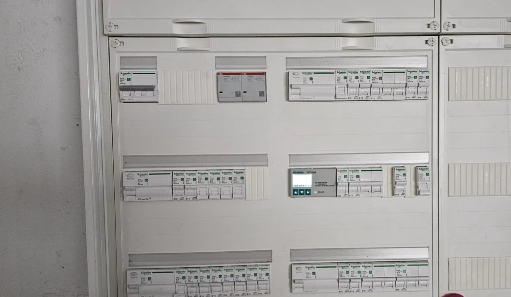 Neue Unterverteilung mit Schneider-Komponenten und Energiezähler nach der Modernisierung