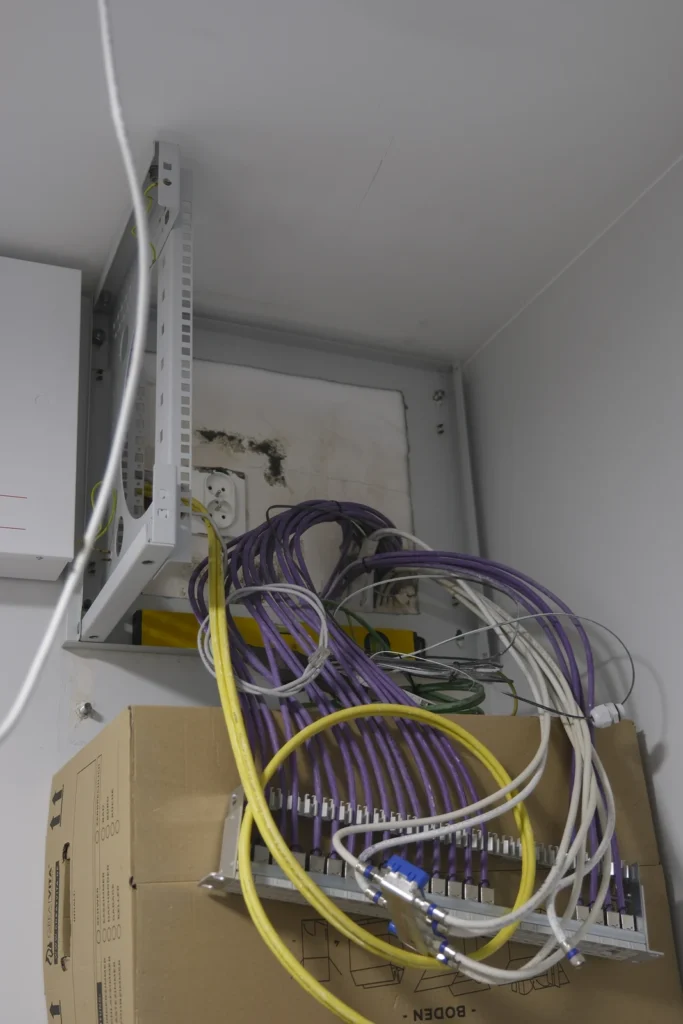 Patchfeld mit farbig sortierten Datenkabeln während der Montage