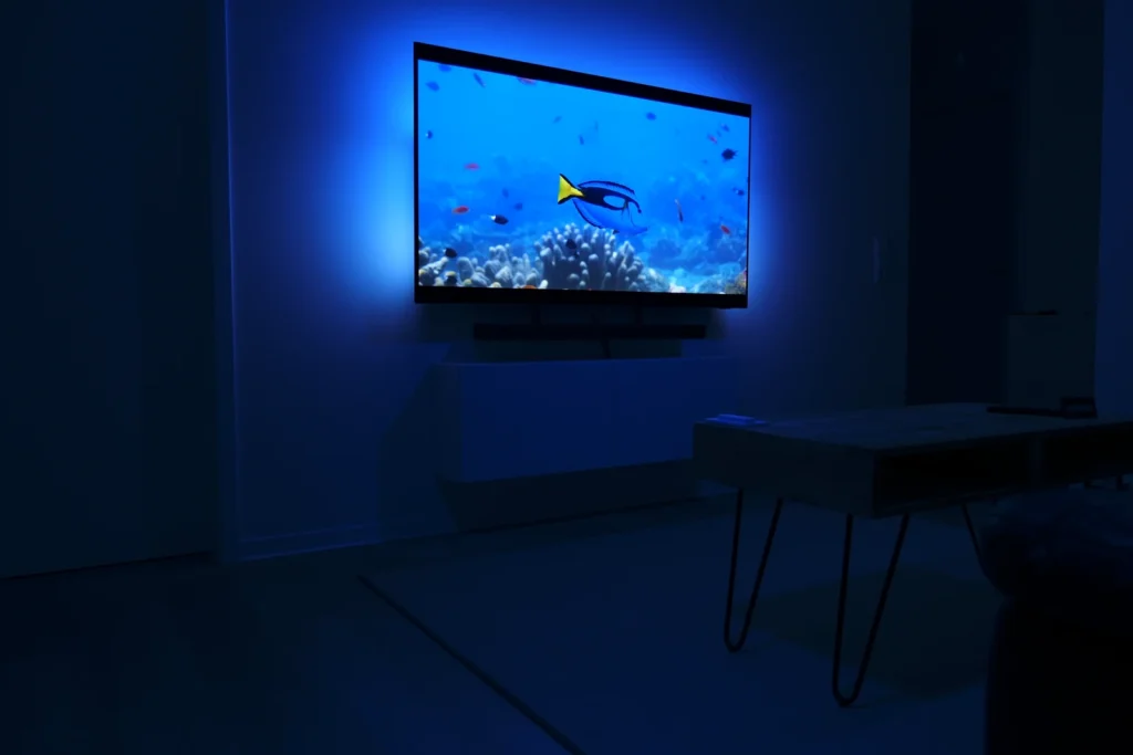 Medienwand mit blauer Hintergrundbeleuchtung im Wohnraum