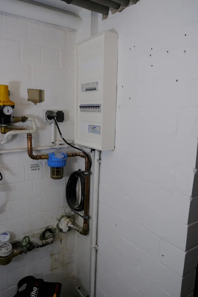 Verteilerschrank im Hausanschlussraum neben der Wasserinstallation