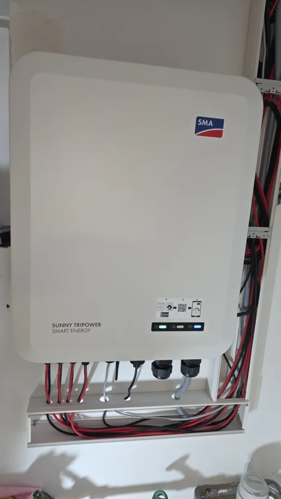 SMA Sunny Tripower Wechselrichter einer Photovoltaikanlage, sauber verdrahtet