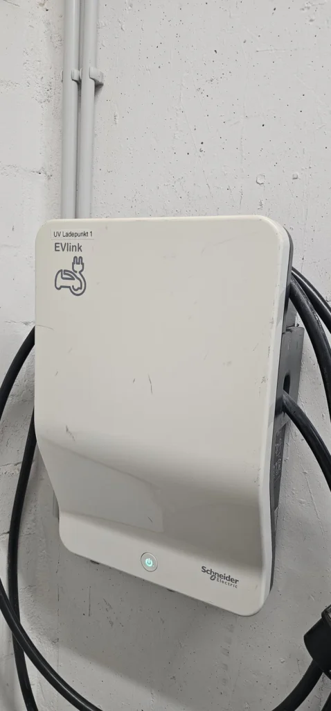 Schneider EVlink Wallbox in Weiß an der Garagenwand montiert