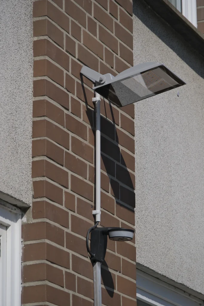 LED-Fassadenstrahler an einer Klinkerfassade montiert