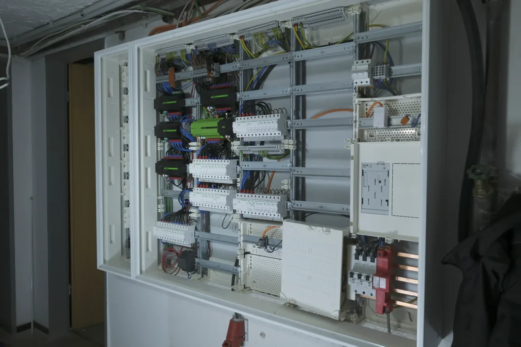 Große Schaltanlage mit Sammelschienen und Reihenklemmen im Technikraum