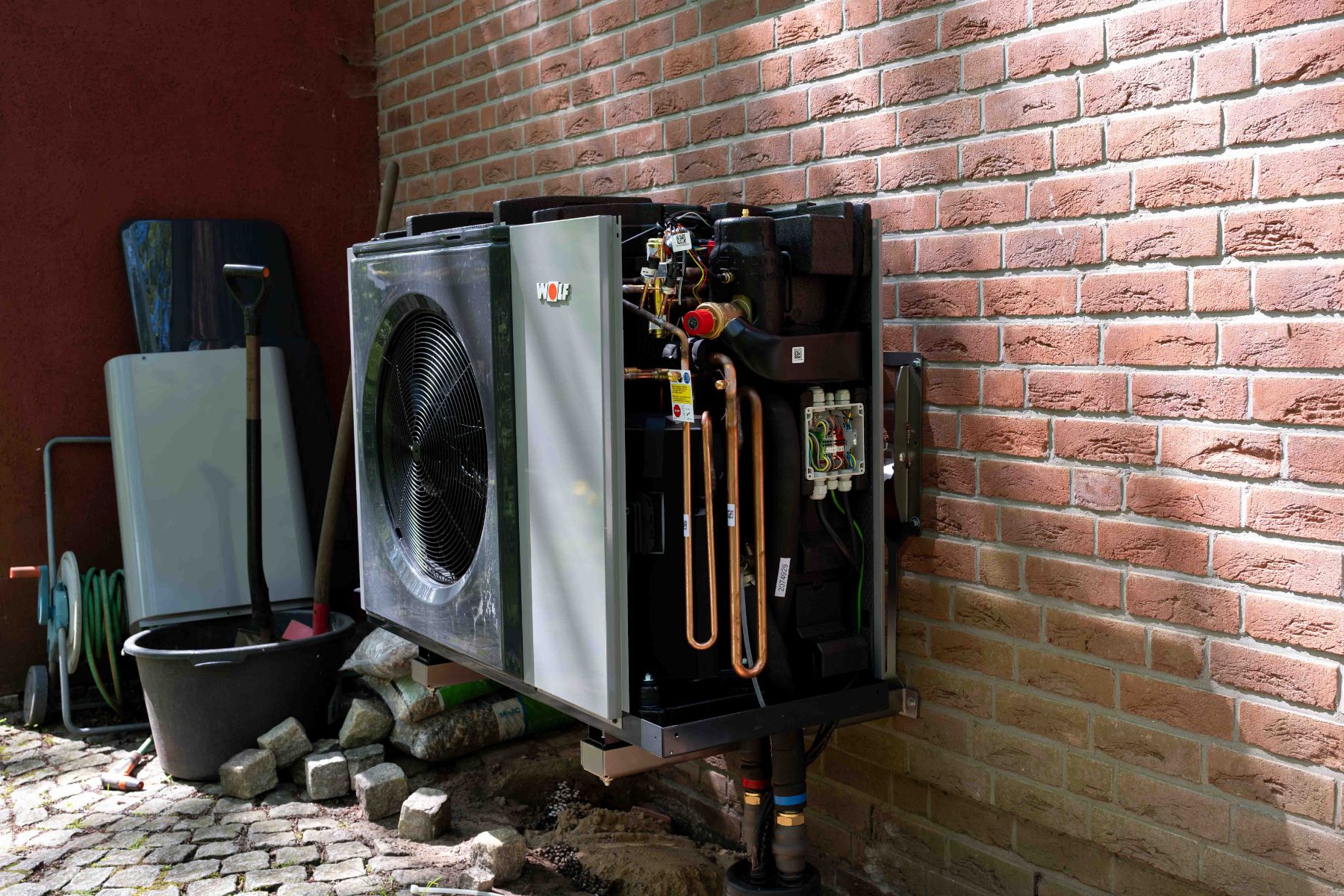 Wärmepumpen-Außengerät an einem Einfamilienhaus — Elektroanschluss und Anmeldung durch ENELAN GmbH Hamburg.