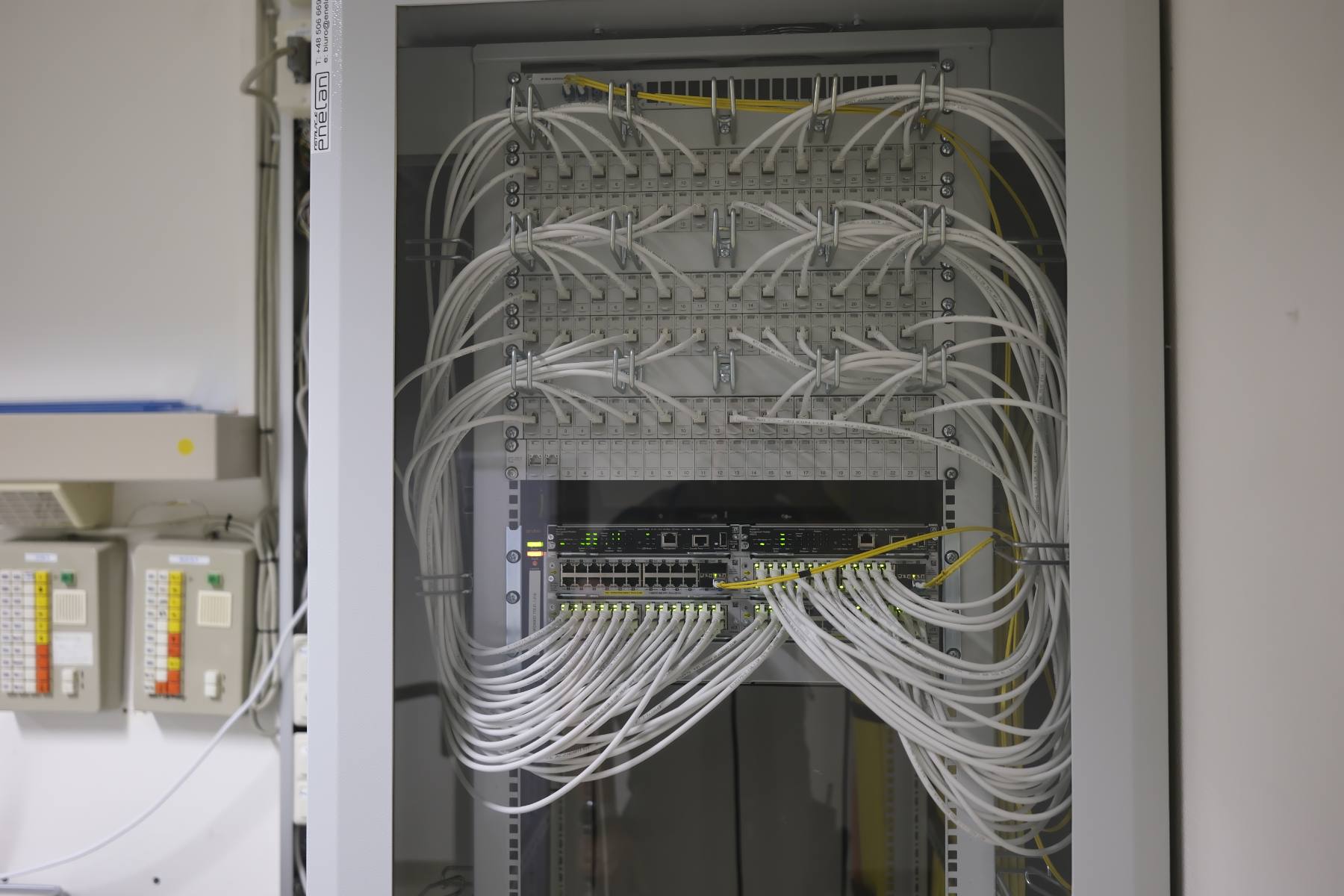 Patchfeld mit sauber geführten Patchkabeln — Netzwerktechnik von ENELAN Hamburg