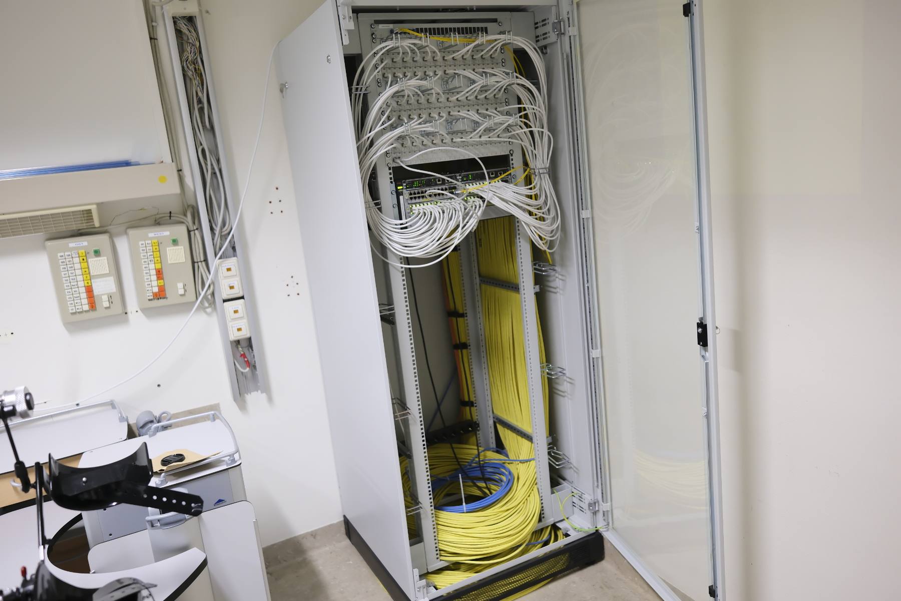 Serverraum Hamburg — Netzwerkschrank mit sauberer Kabelführung und Patchfeld, eingerichtet von ENELAN GmbH.