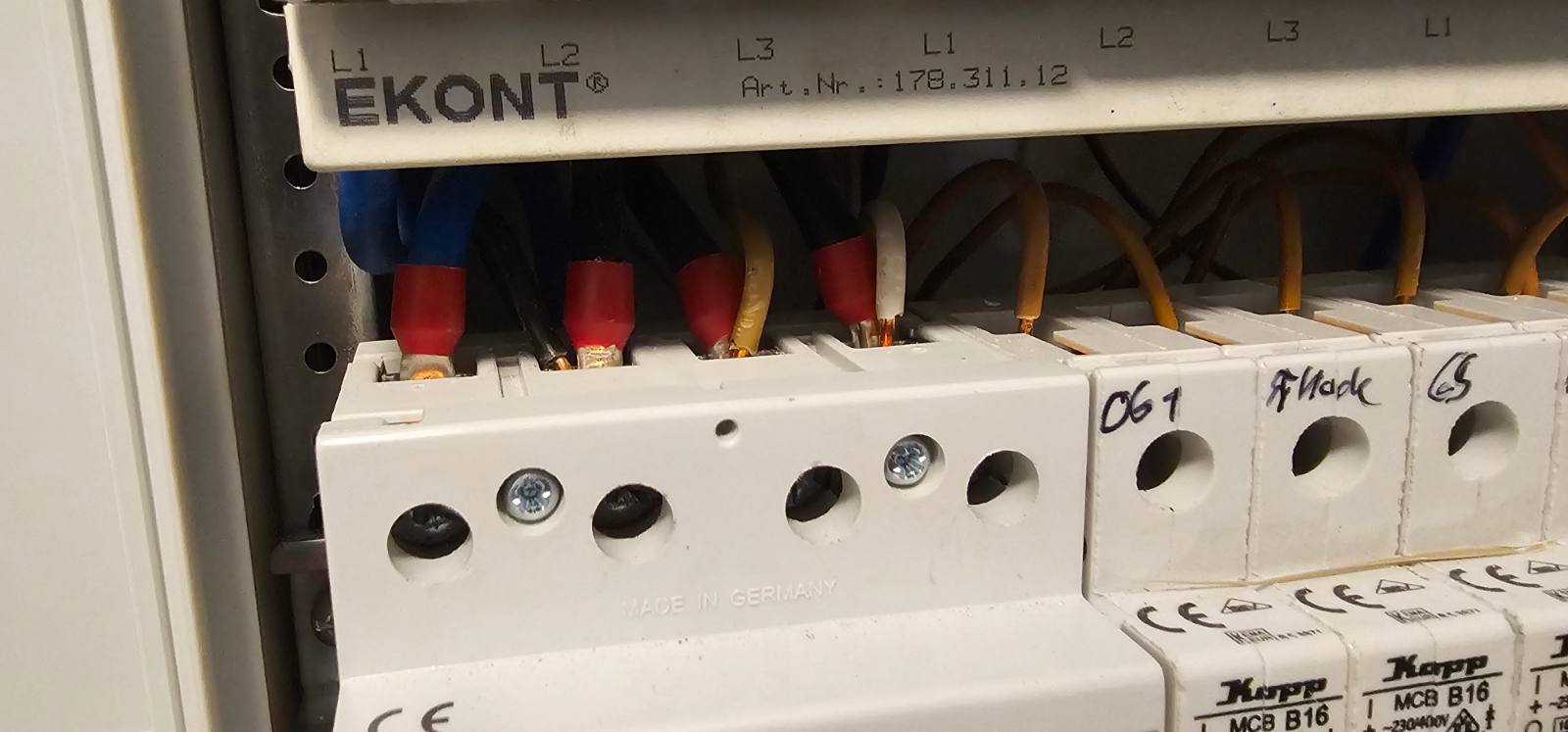 Pfusch im Schaltschrank: blanke Litzen ohne Aderendhülsen an der Phasenbrücke