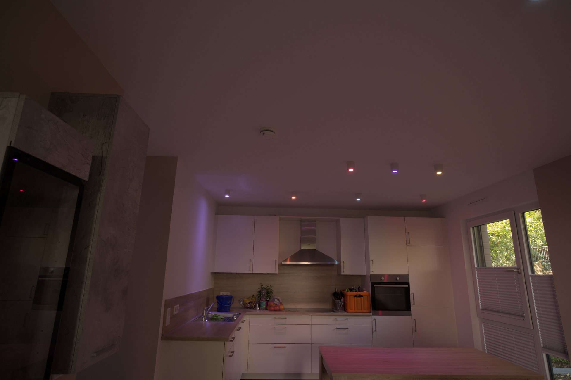Smart-Home-Beleuchtung in Hamburg: Philips-Hue-Spots in einer Küche, per Zigbee gesteuert — installiert von ENELAN GmbH.