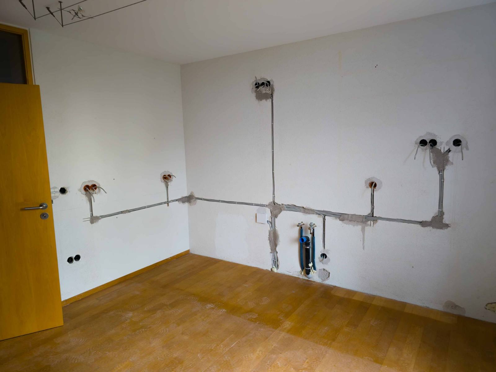 Gleichmäßige Leitungstrassen in Schlitzen — Elektrosanierung nach Plan, ENELAN Hamburg