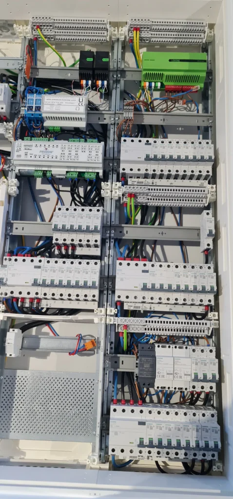 Verteilerschrank mit KNX-Aktoren und Reihenklemmen für die Gebäudeautomation