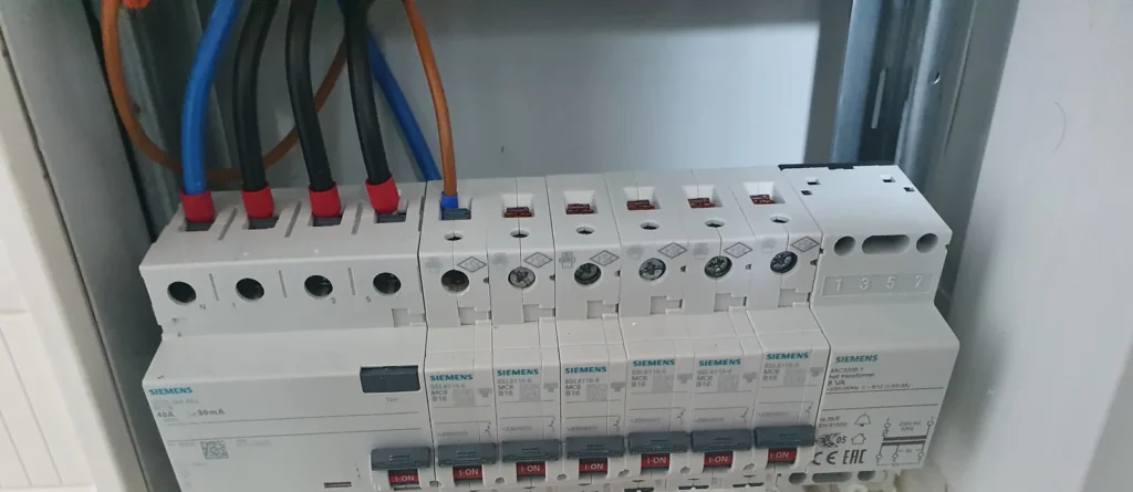 Siemens FI-Schutzschalter mit nachgeschalteten Leitungsschutzschaltern in einer Verteilung