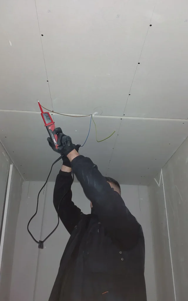 Spannungsprüfung an der Deckenverkabelung während der Montage — Arbeit nach VDE von ENELAN GmbH