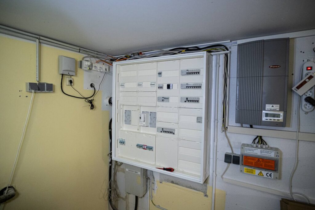 PV-Anlage im Technikraum: Wechselrichter, Überspannungsschutz und Zählerplatz sauber installiert — elektrische Einbindung von ENELAN GmbH