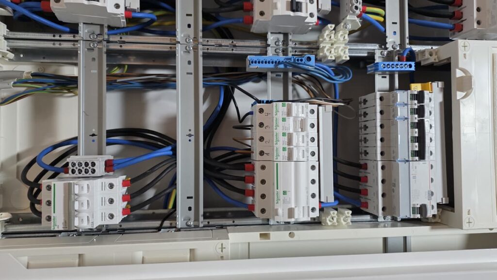Neue Unterverteilung im Detail: Reihenklemmen und Leitungsschutzschalter sauber aufgereiht — Schaltschrankbau von ENELAN GmbH
