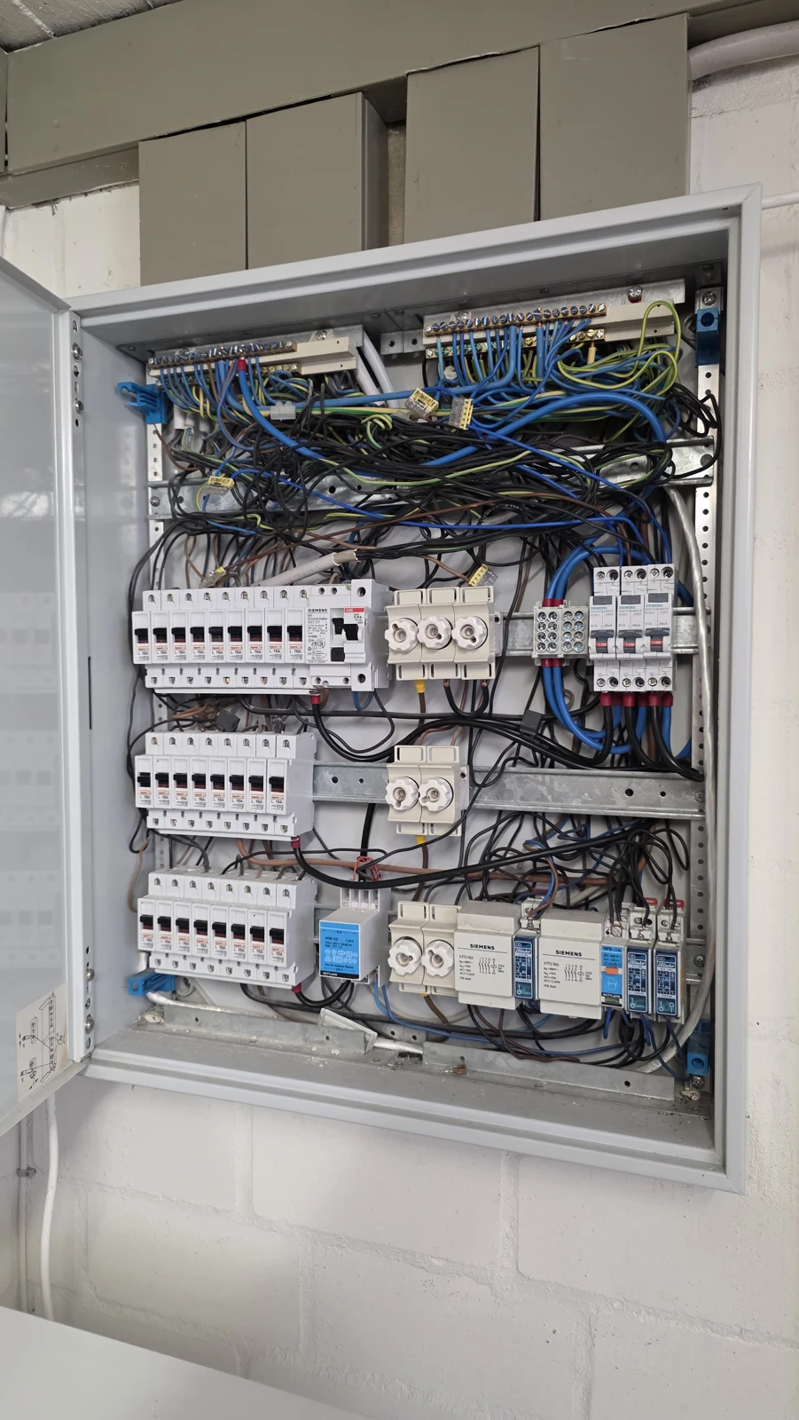 Alte Unterverteilung mit Relais und zusammengefassten Neutralleitern