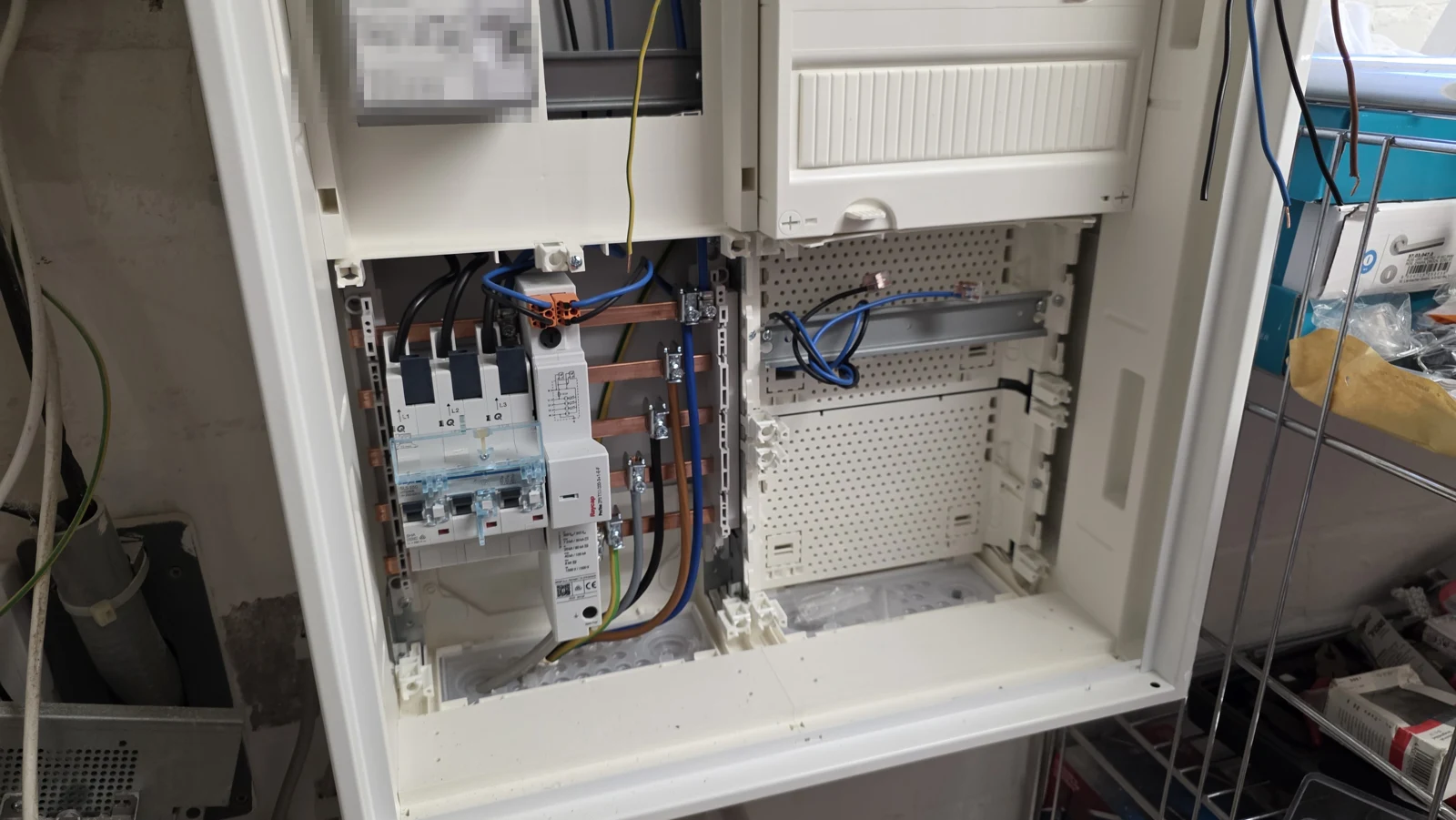 Neue Zähleranlage mit Sammelschienen und leerem Zählerfeld