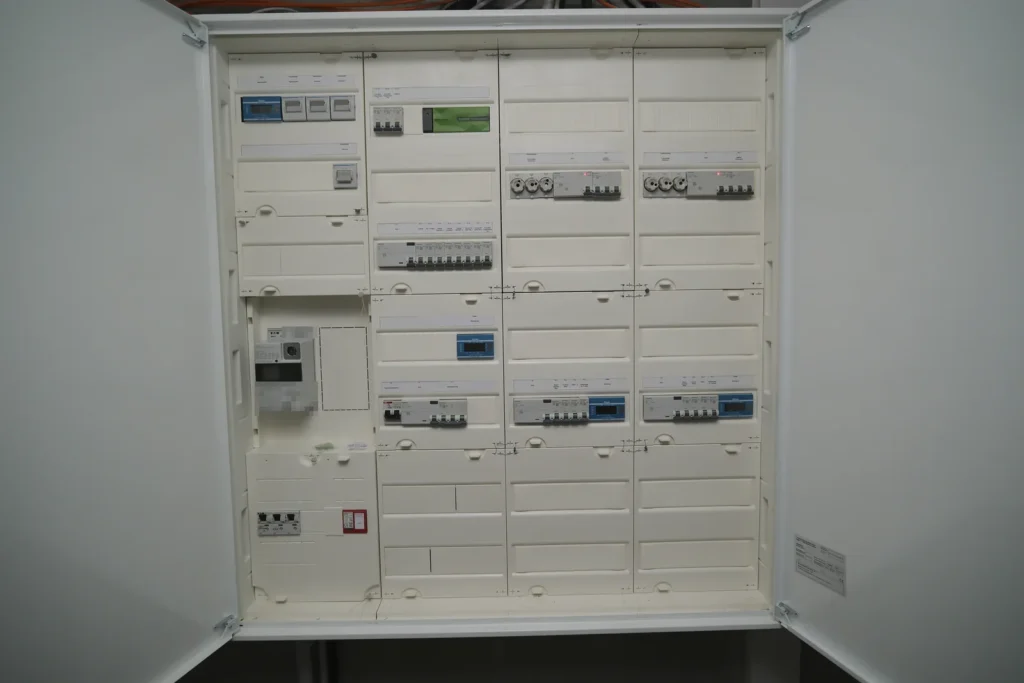 Geöffneter Zählerschrank mit Zählerfeld, Absicherung und Reserveplätzen — Elektroinstallation von ENELAN GmbH