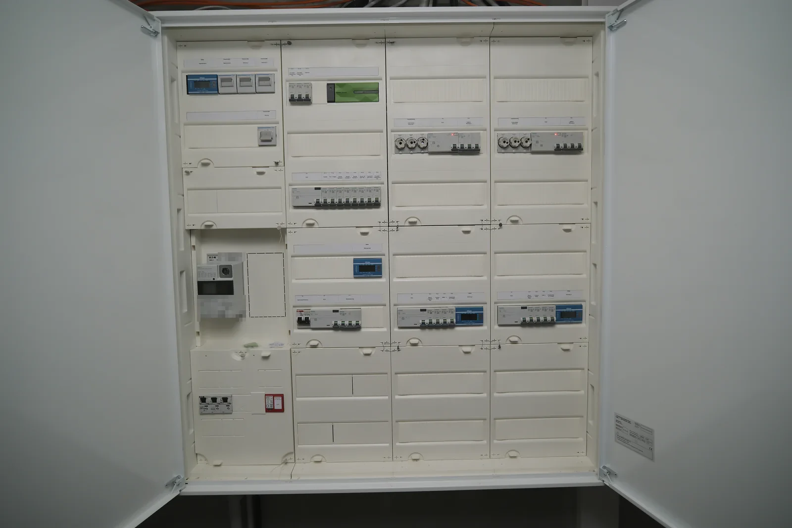 Großer Zählerschrank nach der Montage durch ENELAN — jede Reihe beschriftet, jede Leitung sauber geführt