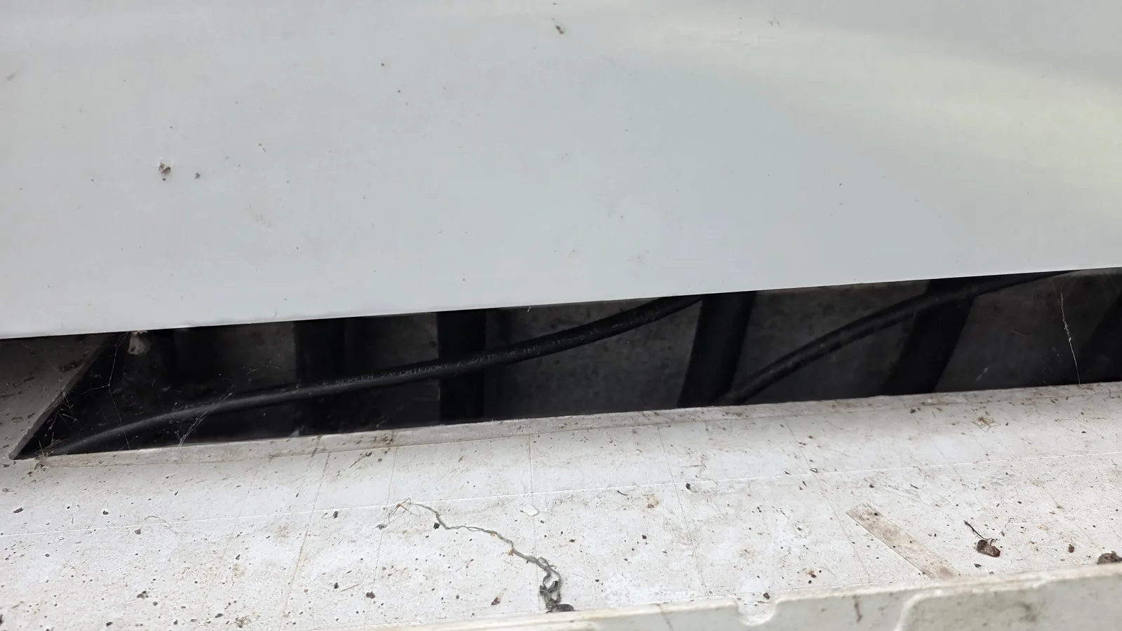 Schwarzes Netzwerkkabel Kategorie 7 führt durch den offenen Sockel in die Zähleranlage