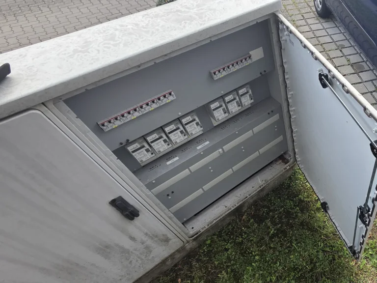 Zähleranlage im Freien: 7 Zähler, ein offener Sockel — was Hausverwaltungen prüfen sollten