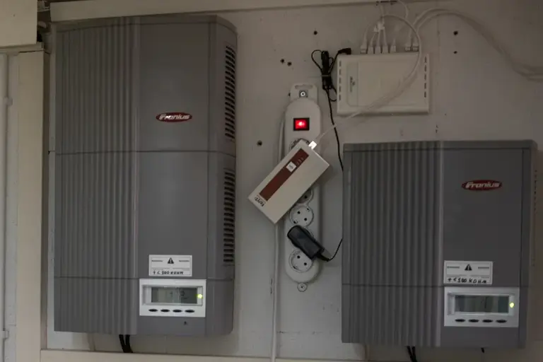 Zwei Photovoltaik-Wechselrichter an der Wand eines Technikraums