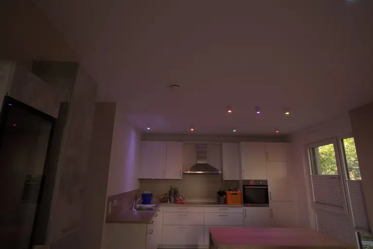 Küche mit Smart-Home-Lichtsteuerung: Deckenspots in Lichtszenen, installiert von ENELAN